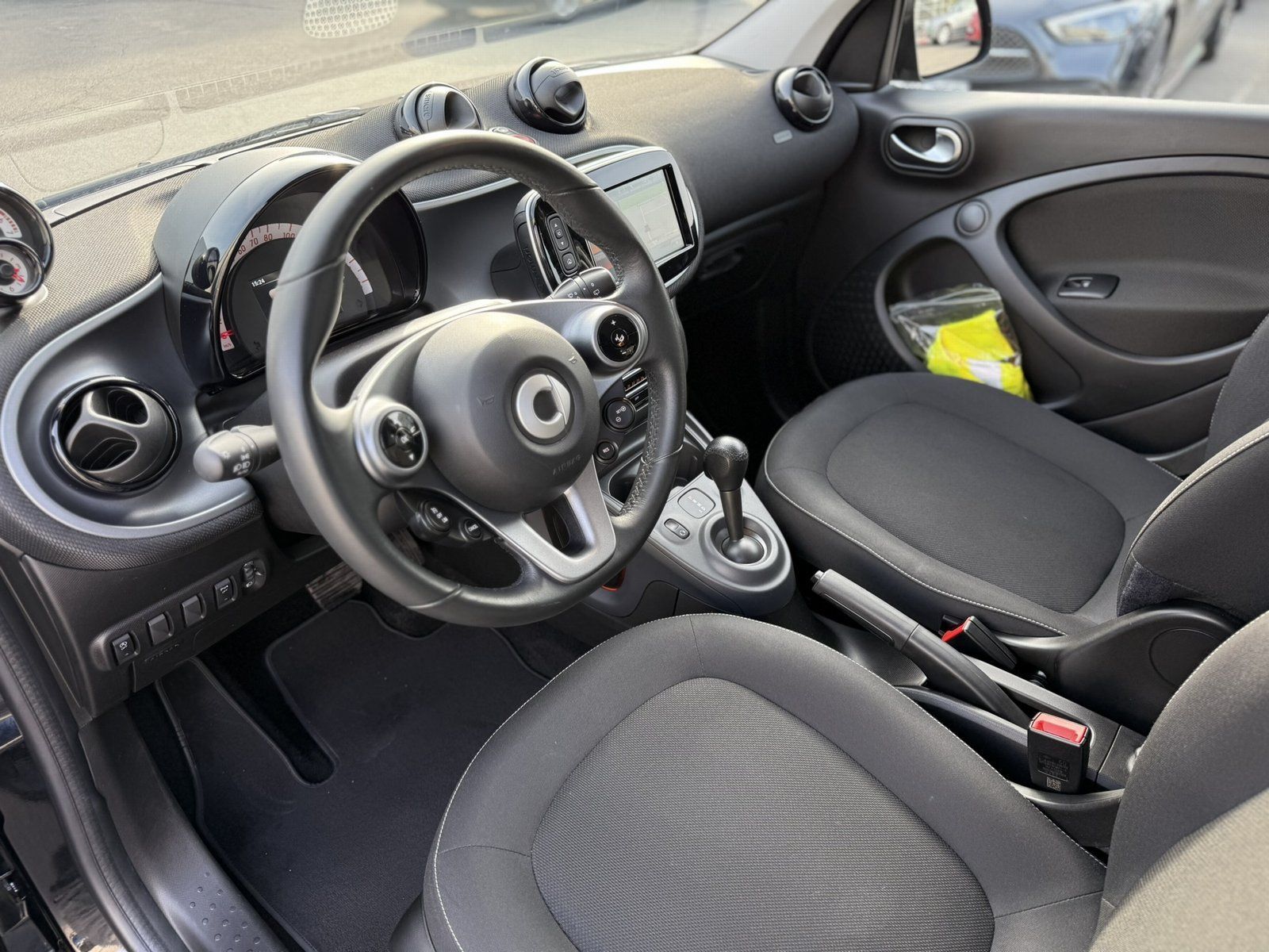 Fahrzeugabbildung Smart forfour*AUTOMATIK*NAVI*PDC*SITZHEIZUNG*