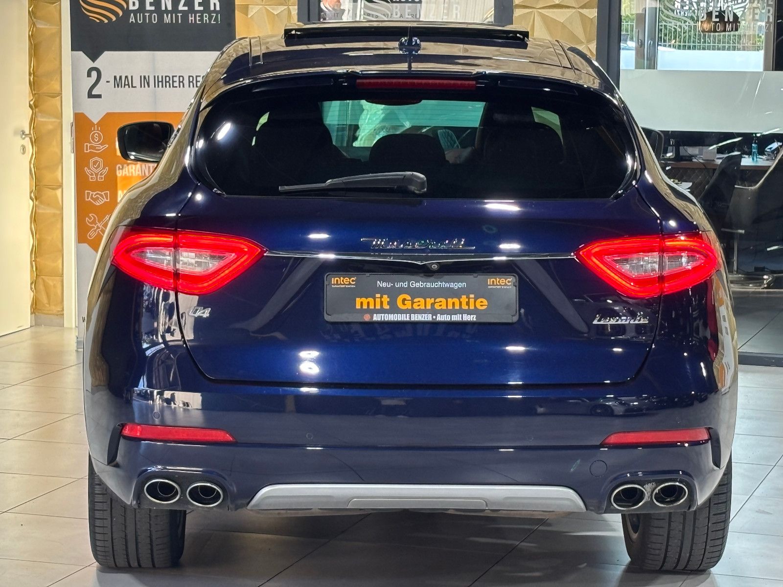 Fahrzeugabbildung Maserati Levante/EXCLUSIVE/RED/360'KAM/PANO/HARMAN-KARDON