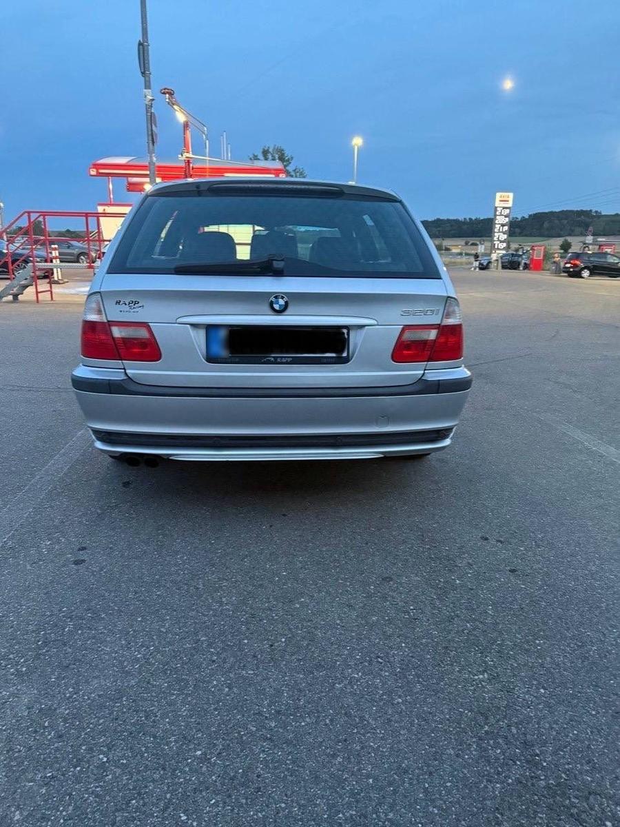BMW 320 2004 — rear view