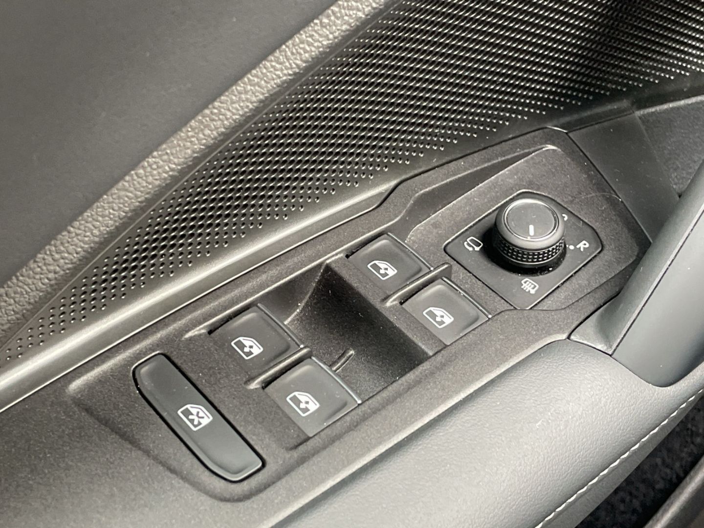 Tiguan 2.0 TDI R-Line Black Style AHK/360°Kamera