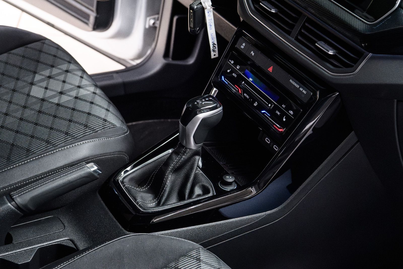 Fahrzeugabbildung Volkswagen T-Cross 1.5 TSI R-Line+LED+IQ+TOTWINKEL+ACC+AHK