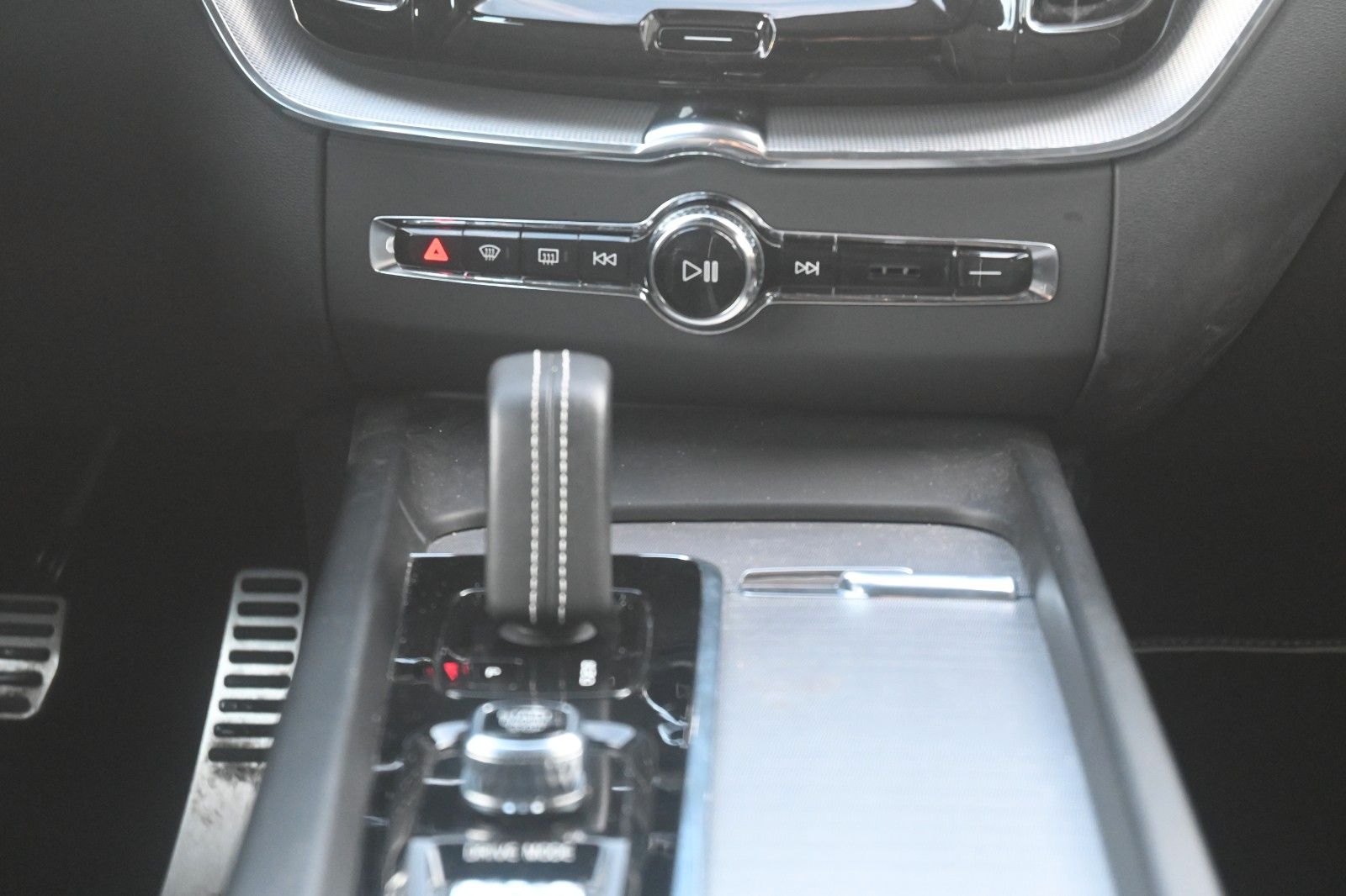 Fahrzeugabbildung Volvo XC60 B4 D Autom AWD R-Design*STDHZG*RFK*ACC