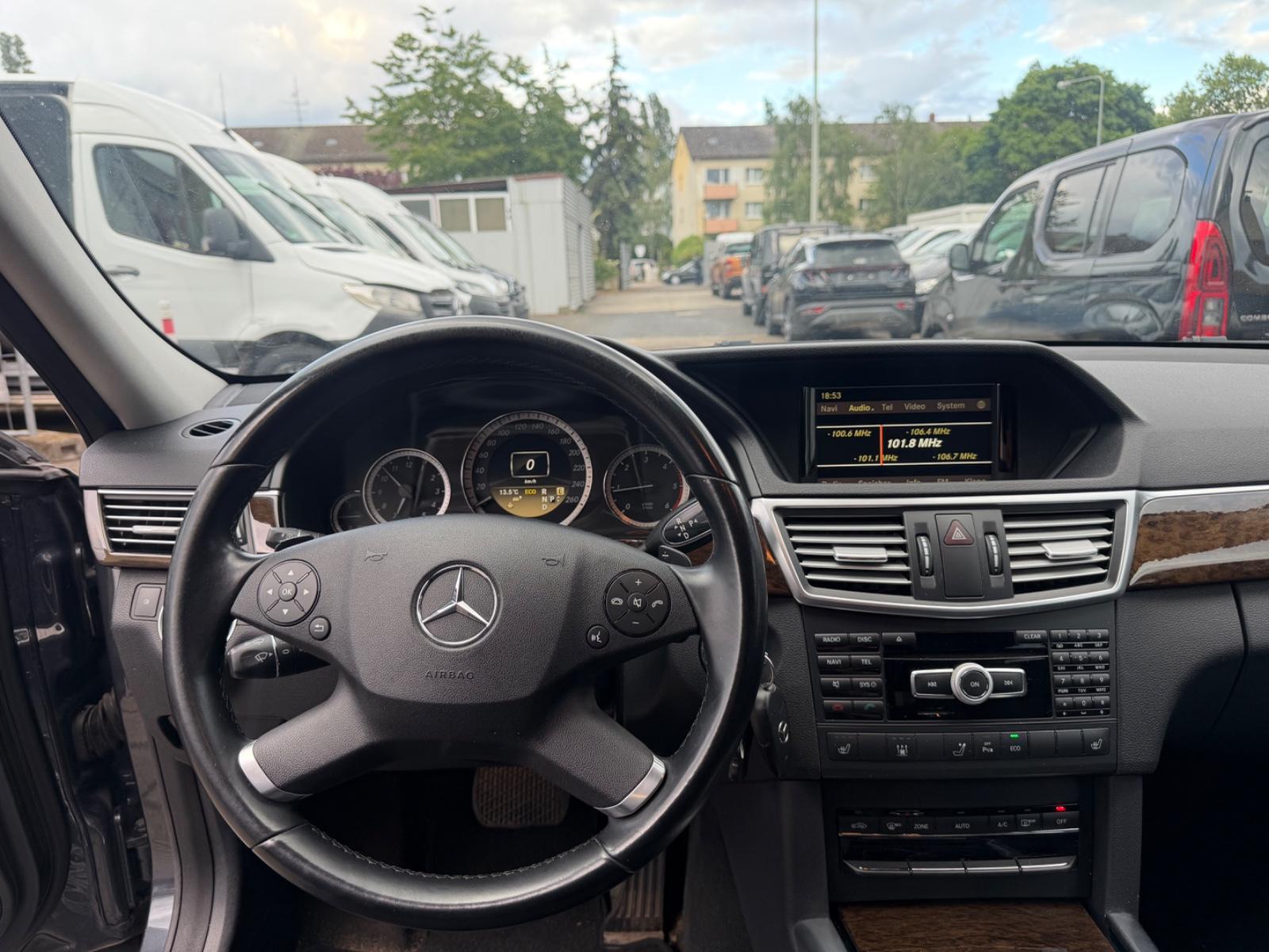 Mercedes-Benz E220 2012 — photo 11