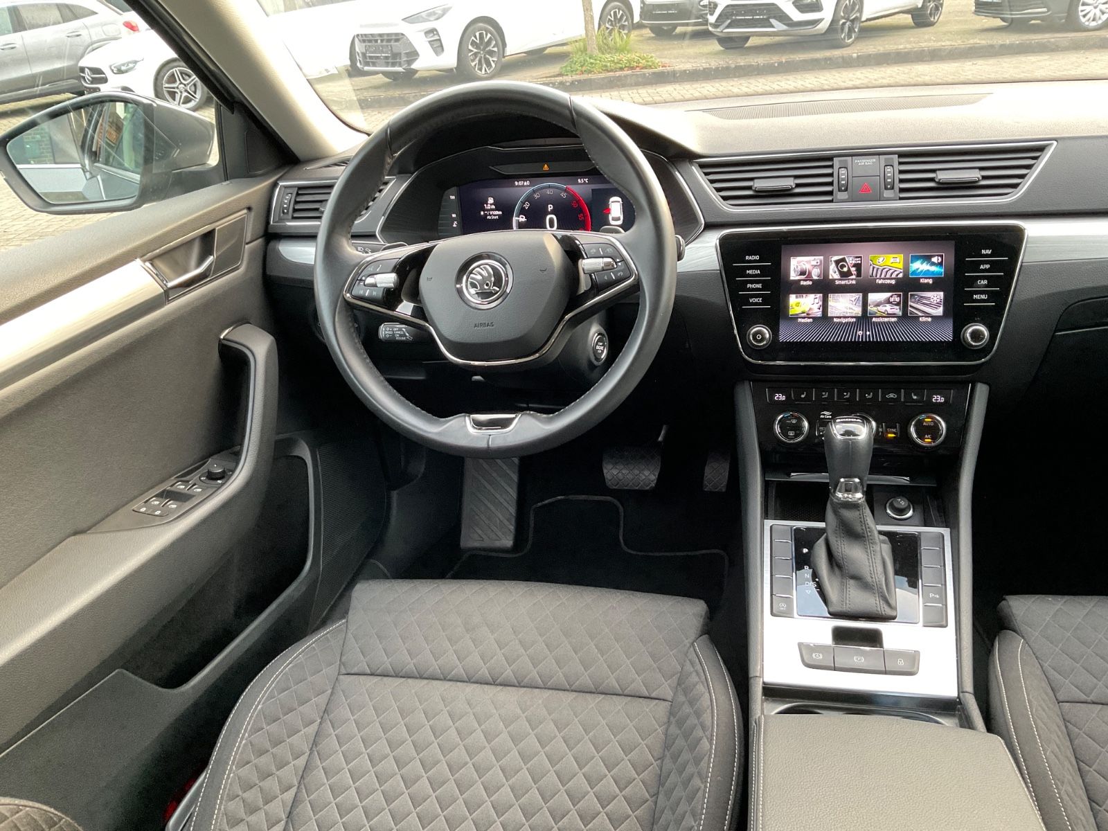 Fahrzeugabbildung SKODA Superb Combi 2.0 TDI DSG,Navi,LED,Kamera,ACC