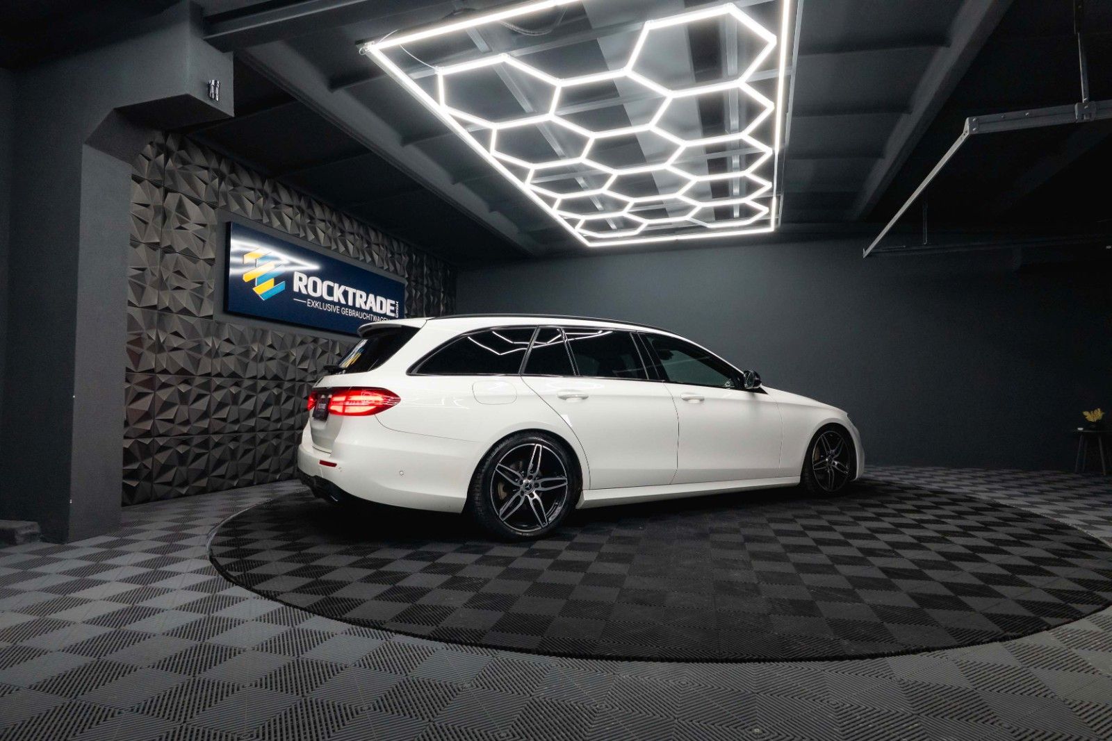 Fahrzeugabbildung Mercedes-Benz E 220d AMG Night-Paket | ACC | LED | Widescreen