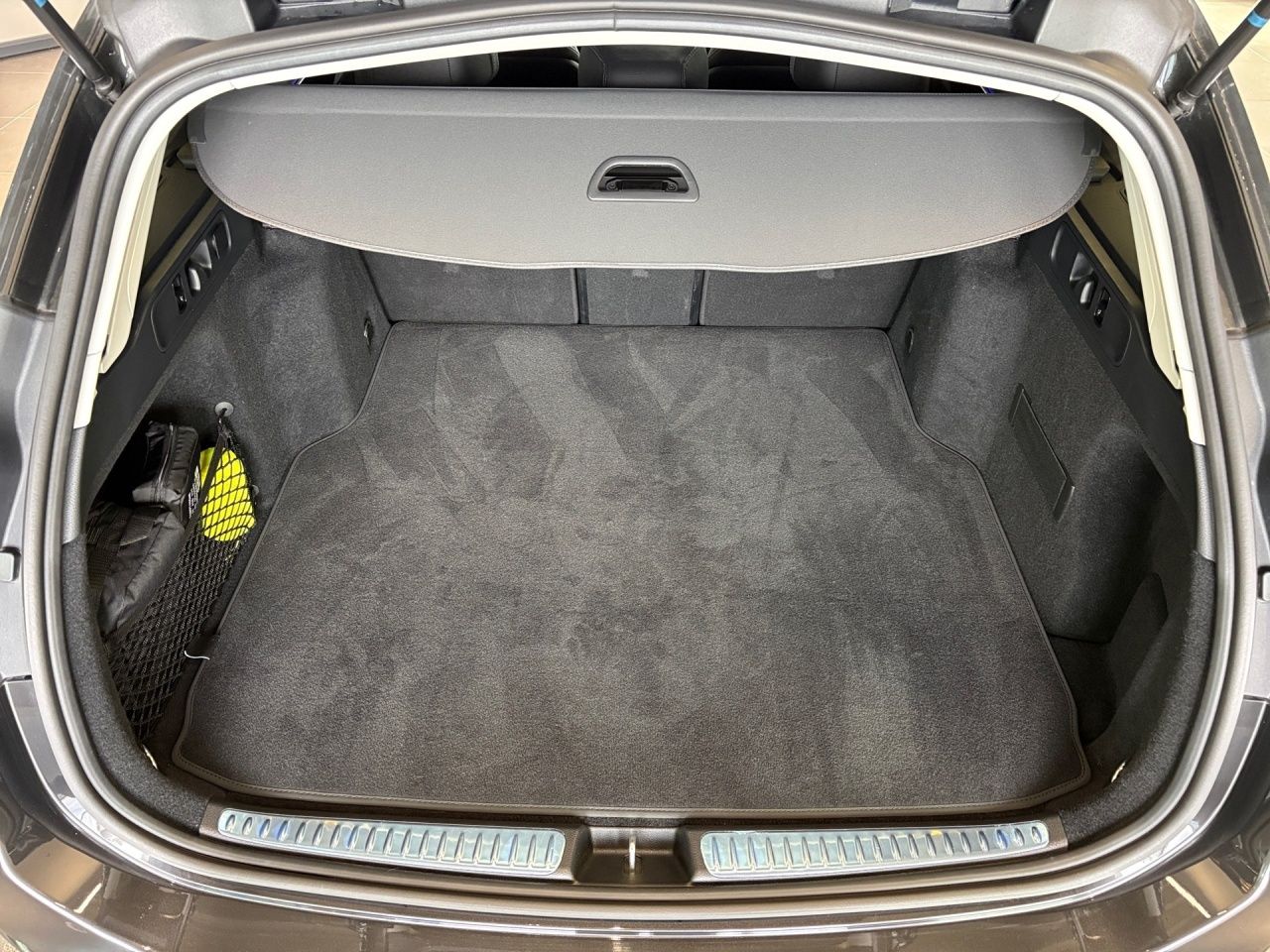 Fahrzeugabbildung Mercedes-Benz C 180 T AVANTG+AHK+TOTWIN+LHZ+KEYL+CARPL+AMBIEN+