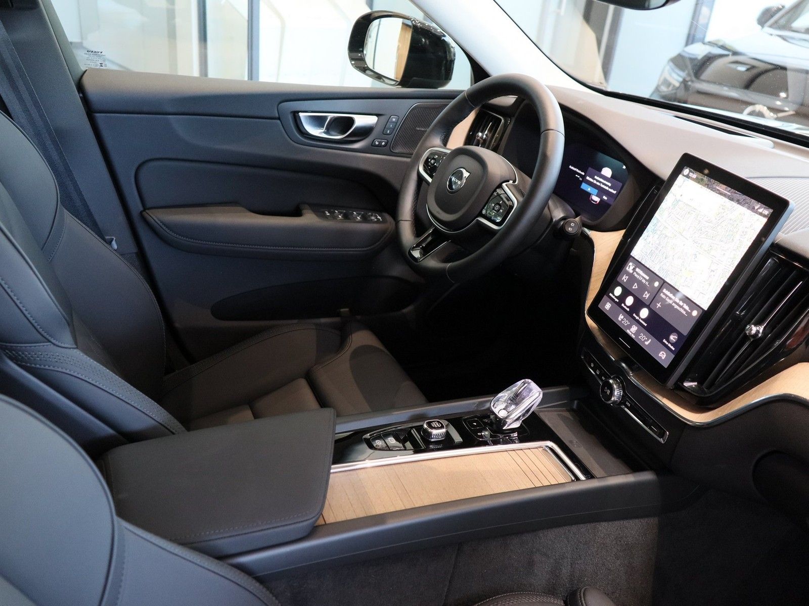 Volvo XC60 B5 (B) AWD Plus Dark NP:72.290,-//PANO/HUD/ imagem 3