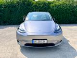 Tesla Model Y Performance (Quicksilver / White) - Tesla Model Y in Stuttgart