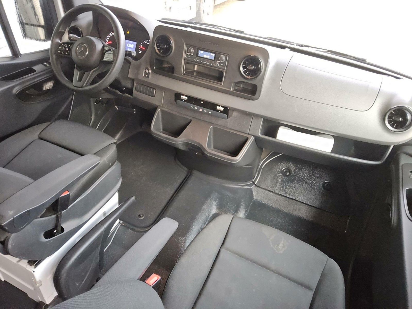 Fahrzeugabbildung Mercedes-Benz Sprinter 215 CDI 9G Pritsche/Plane Klima AHK