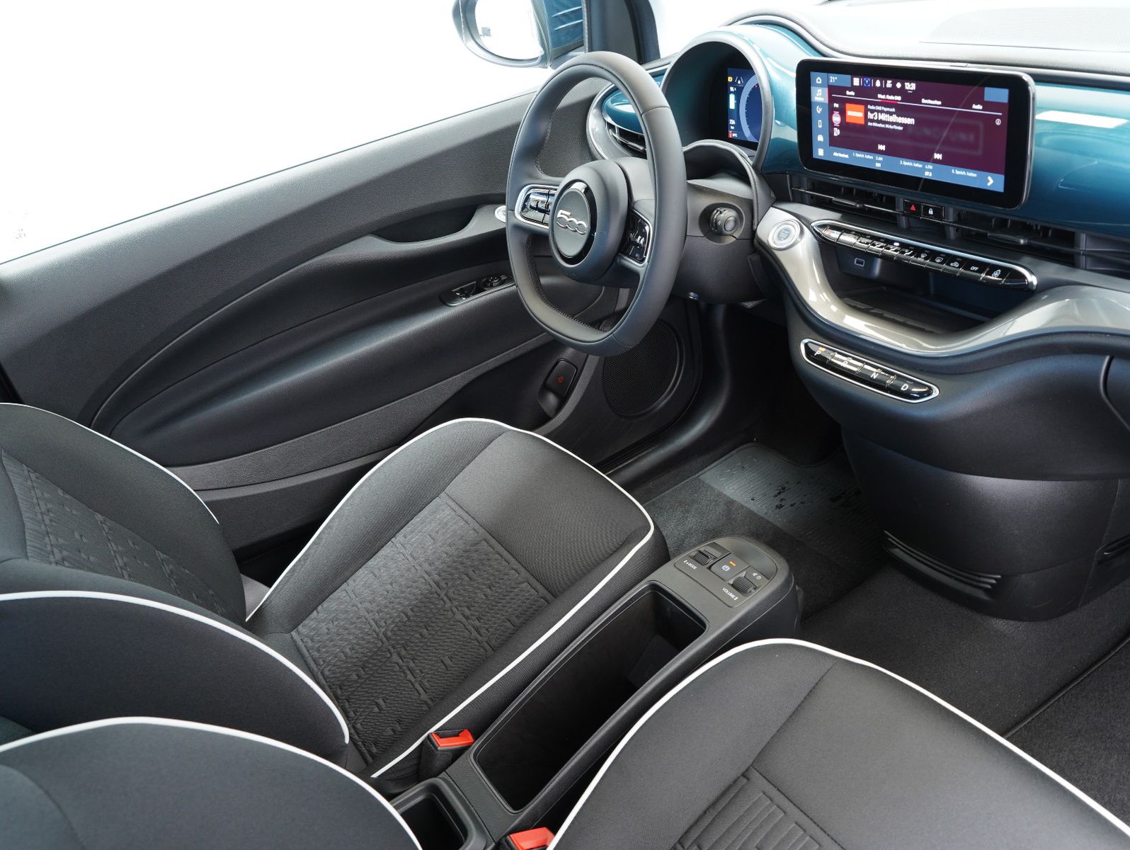 Fahrzeugabbildung Fiat 500e 87KW/42kWh/DC-LADEN/CARPLAY/DAB/SOH