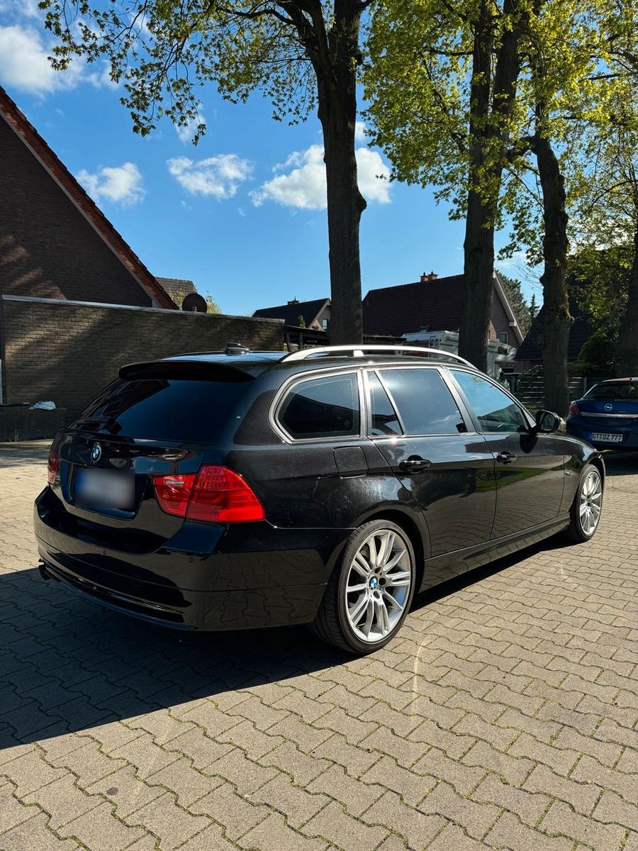 BMW 320 2010 — interior
