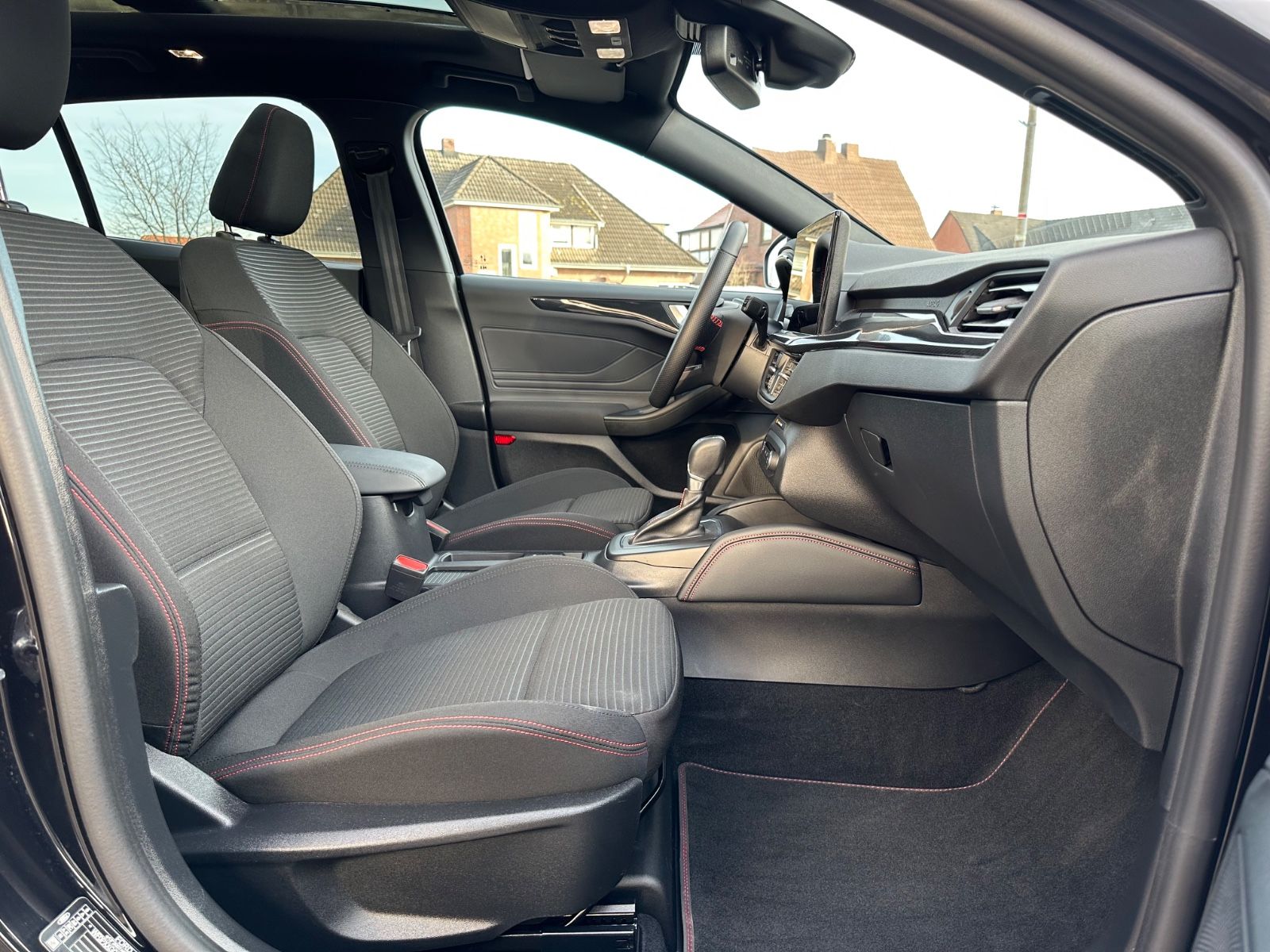 Fahrzeugabbildung Ford Focus Turnier 1.0 ST-Line X Pano/ACC/Matrix/Navi