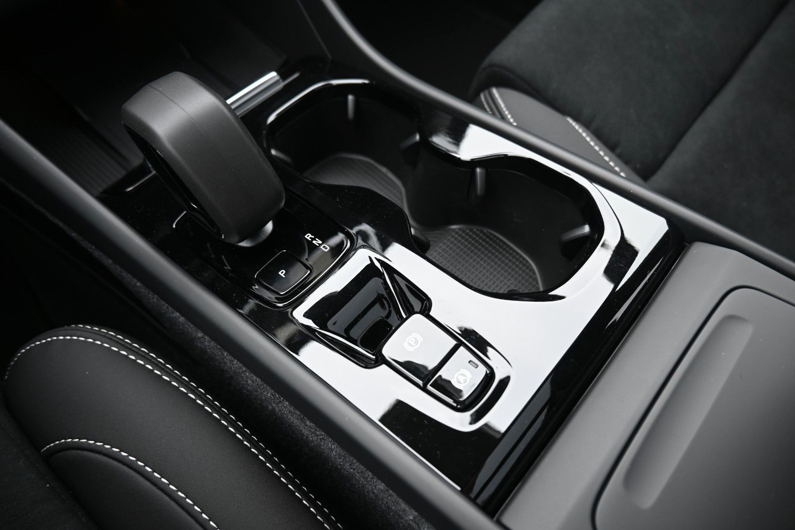 Fahrzeugabbildung Volvo XC40 B4 DKG Ultra Dark*FSHZG*PANO*360°*ACC