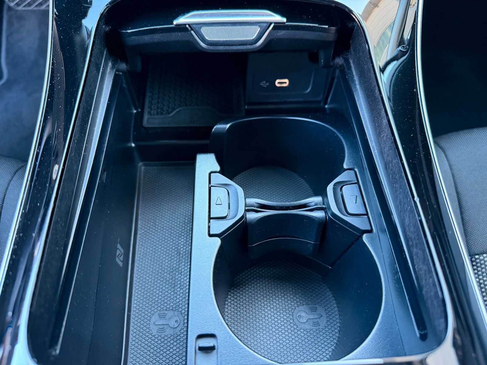 Fahrzeugabbildung Mercedes-Benz C 200d T Avantgarde+AHK+Distr+RKamera+LED+IHC