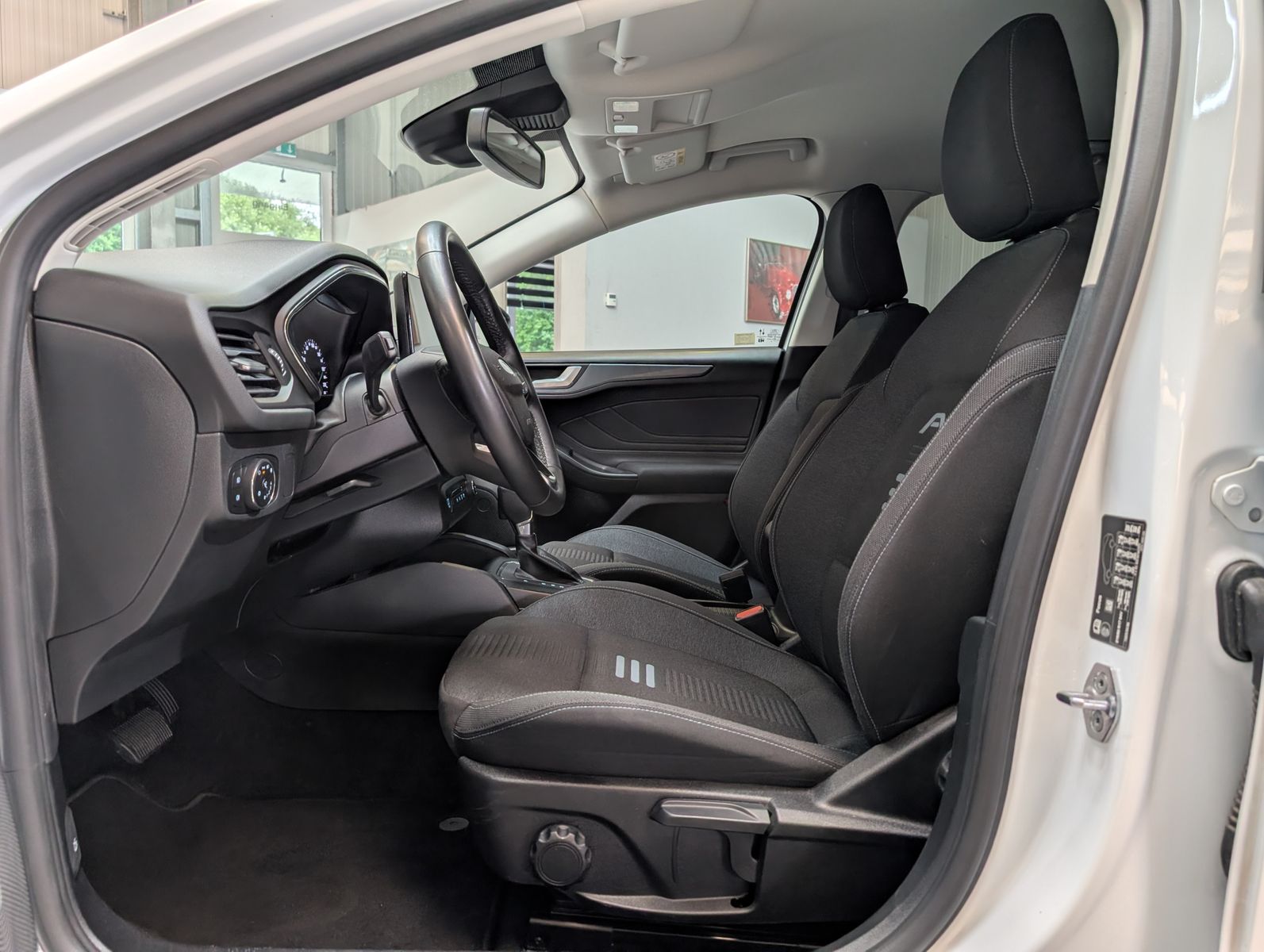 Fahrzeugabbildung Ford Focus Limo EB Active SHz LED Navi ACC Kamera 17"