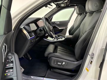 Fahrzeugabbildung BMW X5 xd40i SAG M Sport Kamera Panorama LED HiFi 22