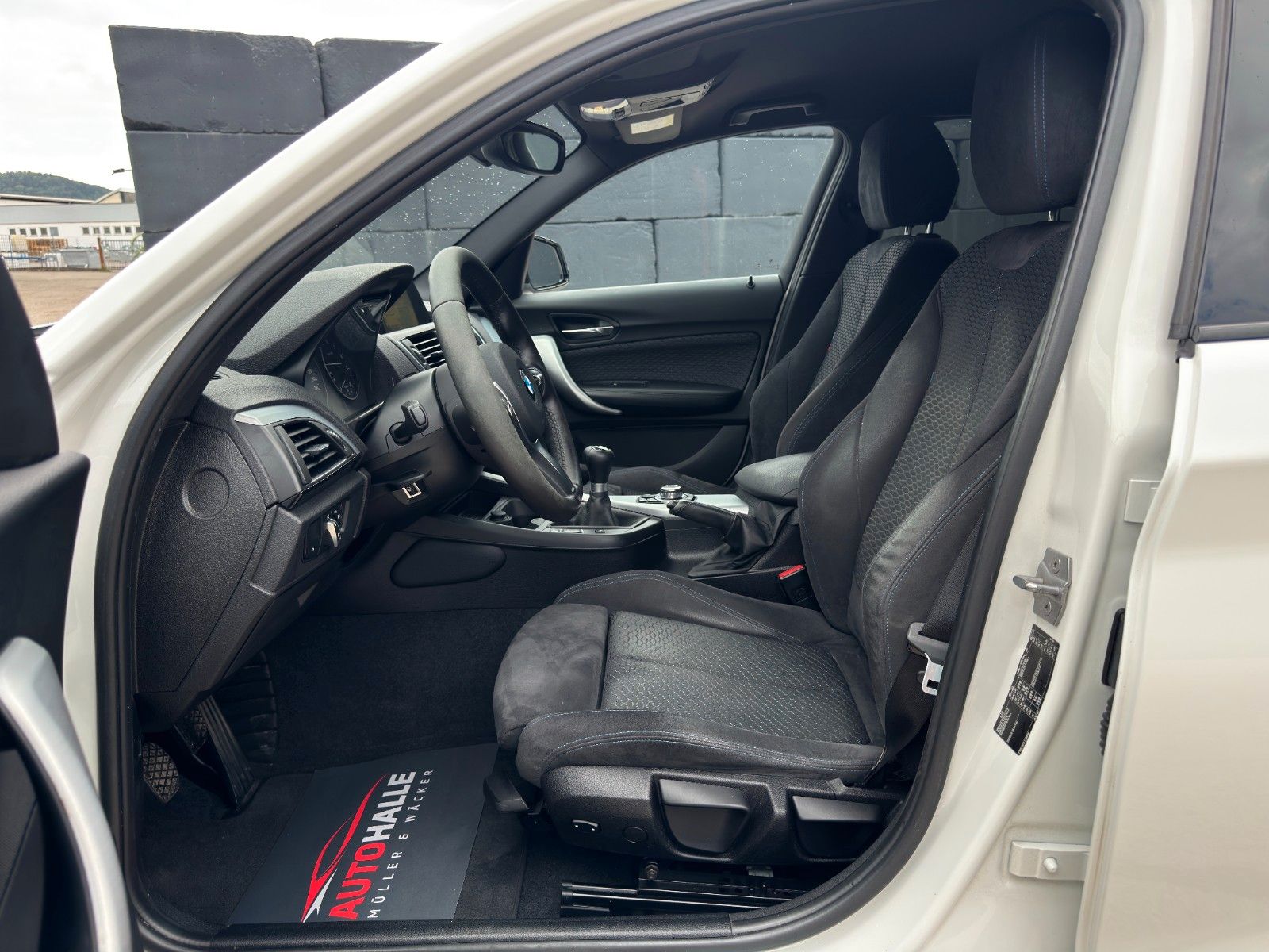 Fahrzeugabbildung BMW M140i Aero REMUS HIFI PDC KZG Keyless Alcantara