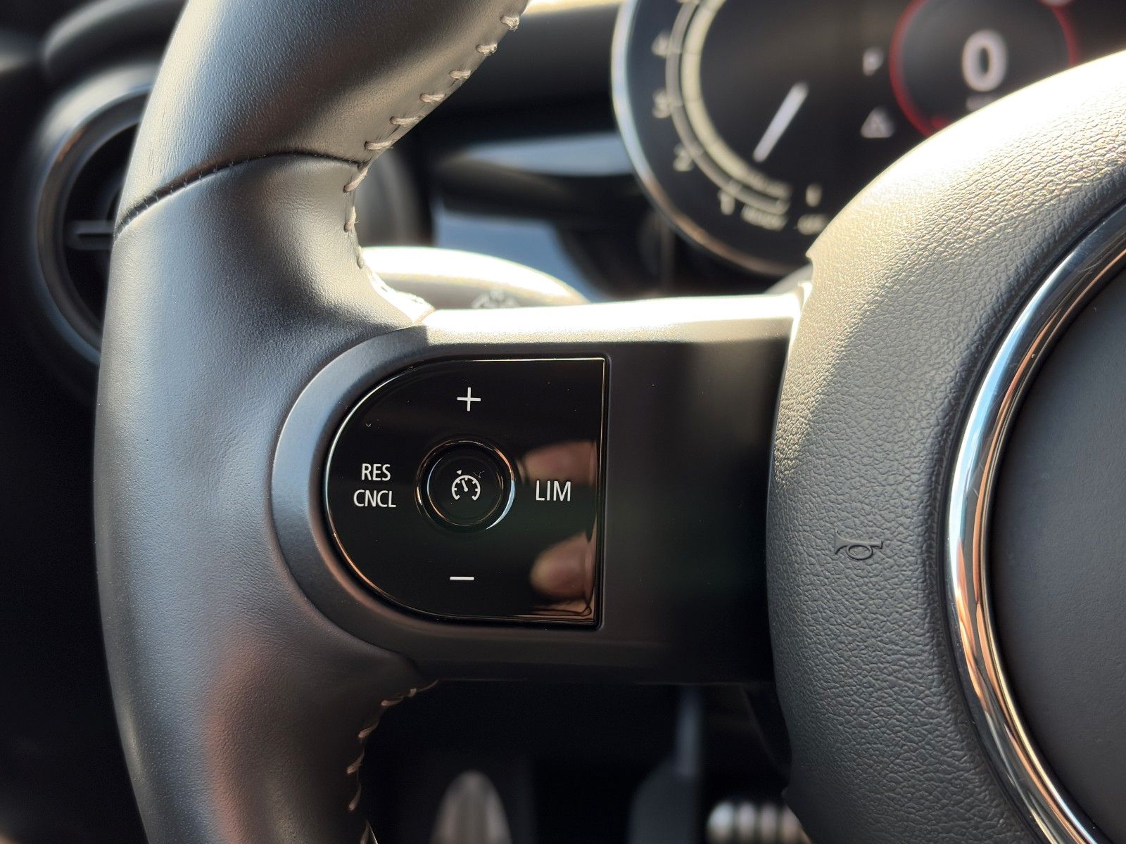 Fahrzeugabbildung MINI Cooper Cabrio JCW-Trim CarPlay Navigation LHZ