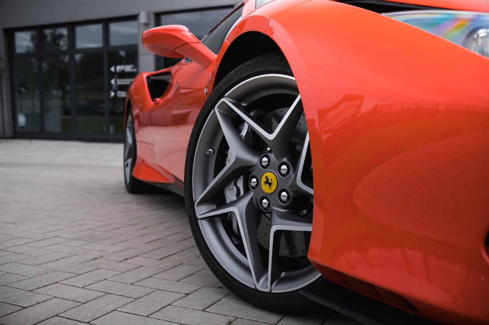 Fahrzeugabbildung Ferrari F8 Spider-Sonderfarbe-DT.Auto-1. Besitzer