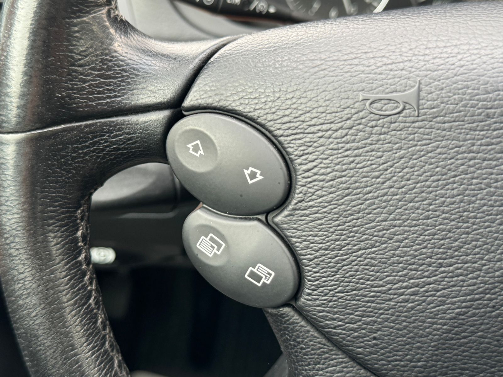 Fahrzeugabbildung Mercedes-Benz E 320 CDI Lim.  /Luftfahrwerk/Motorschaden