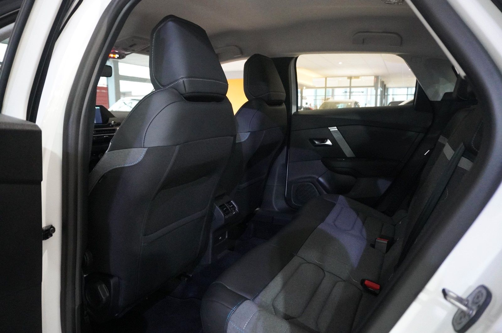 Fahrzeugabbildung Citroën C4 Lim. 1.2T PLUS NAVI/LED/KAMERA/SPORT /VIR/DAB