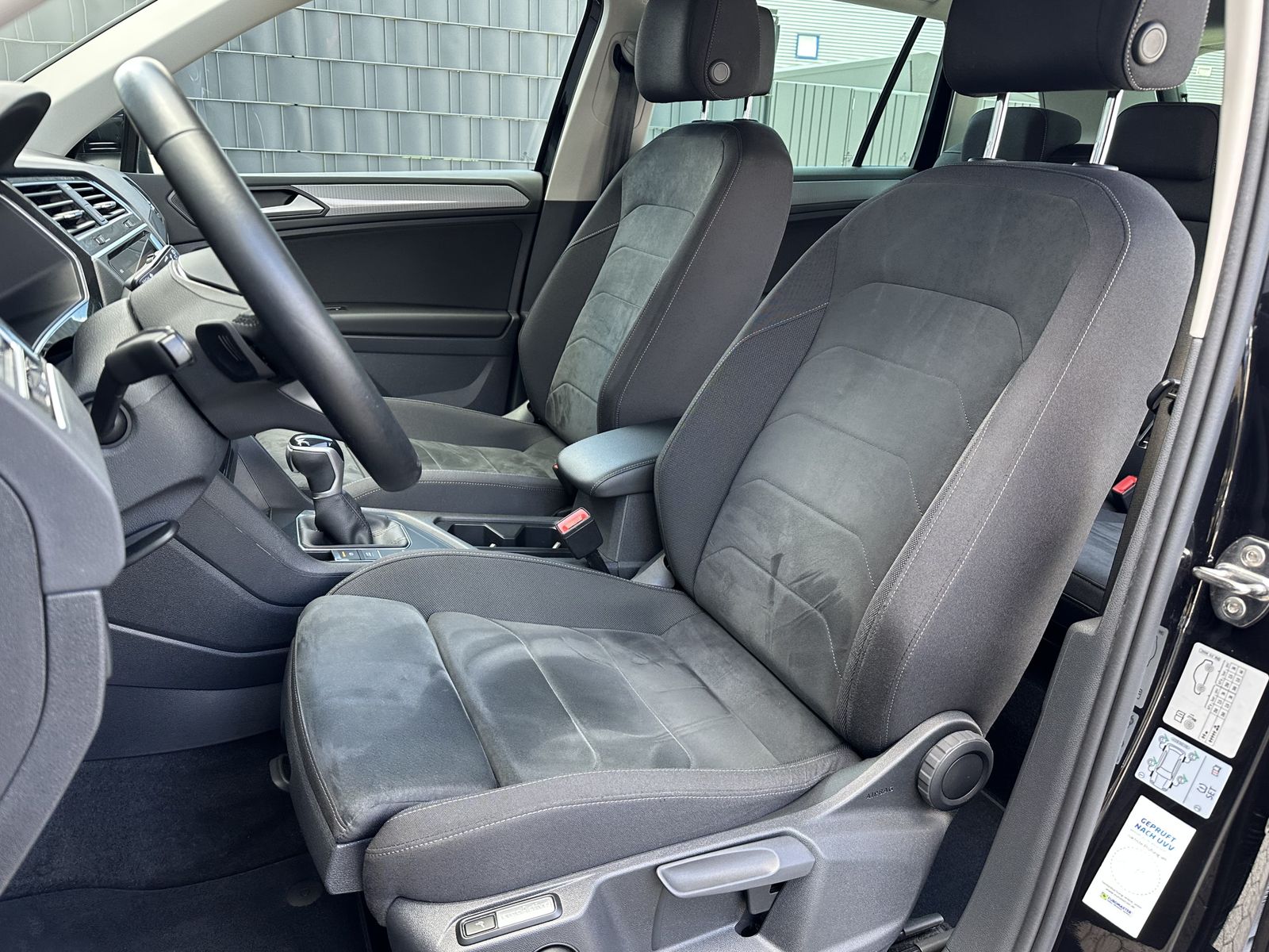 Fahrzeugabbildung Volkswagen Tiguan 1.4 TSI DSG Life eHybrid NAV+LED+AHK+18ZO