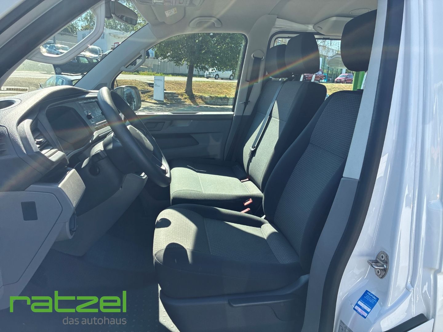 Fahrzeugabbildung Volkswagen T6.1 Kombi KR 2.0 TDI 9-Sitzer AHK DAB Rückfahrk