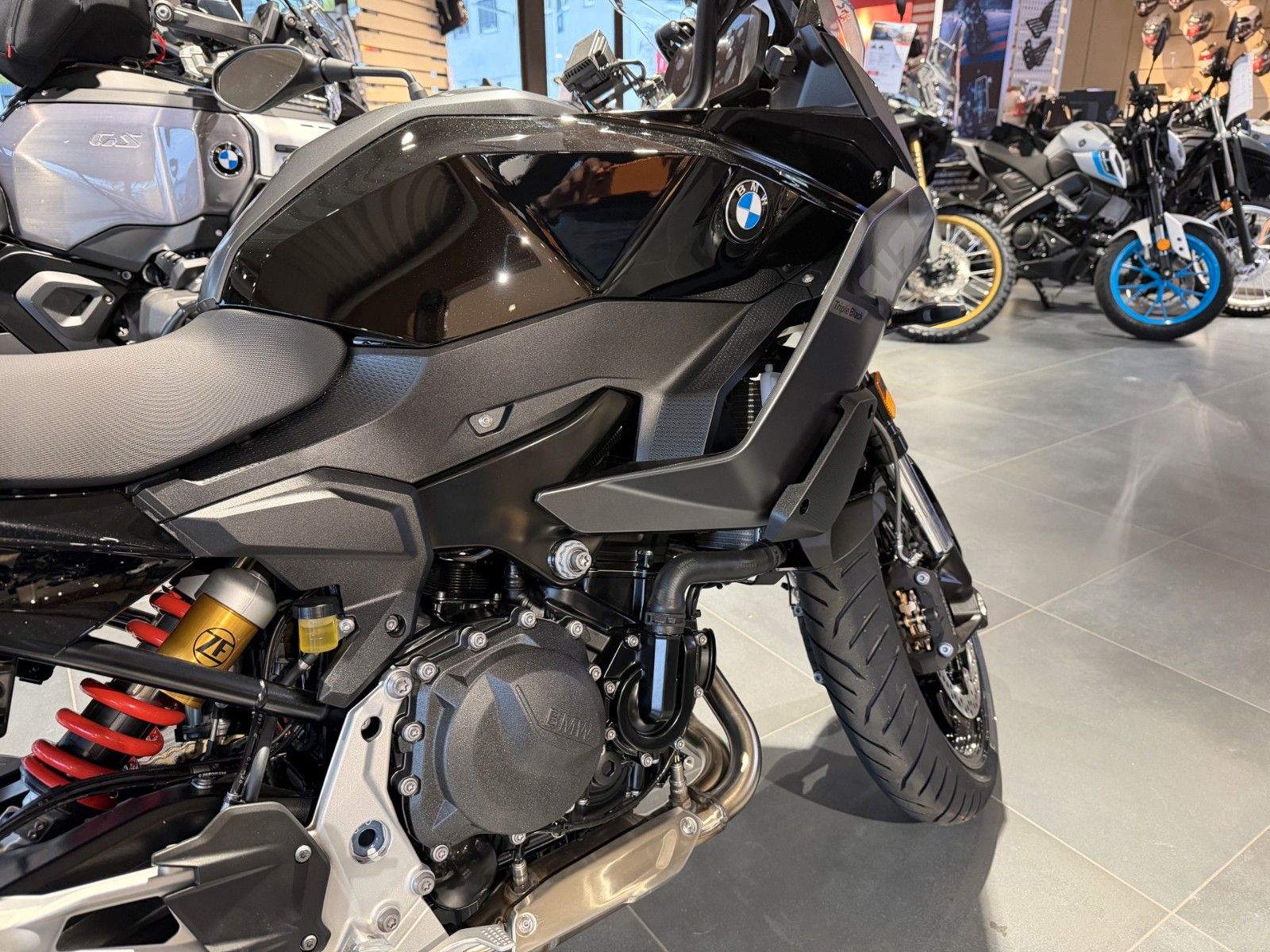 Fahrzeugabbildung BMW F 900 XR Triple Black 2 Pakete+ M-Kette/ Extras