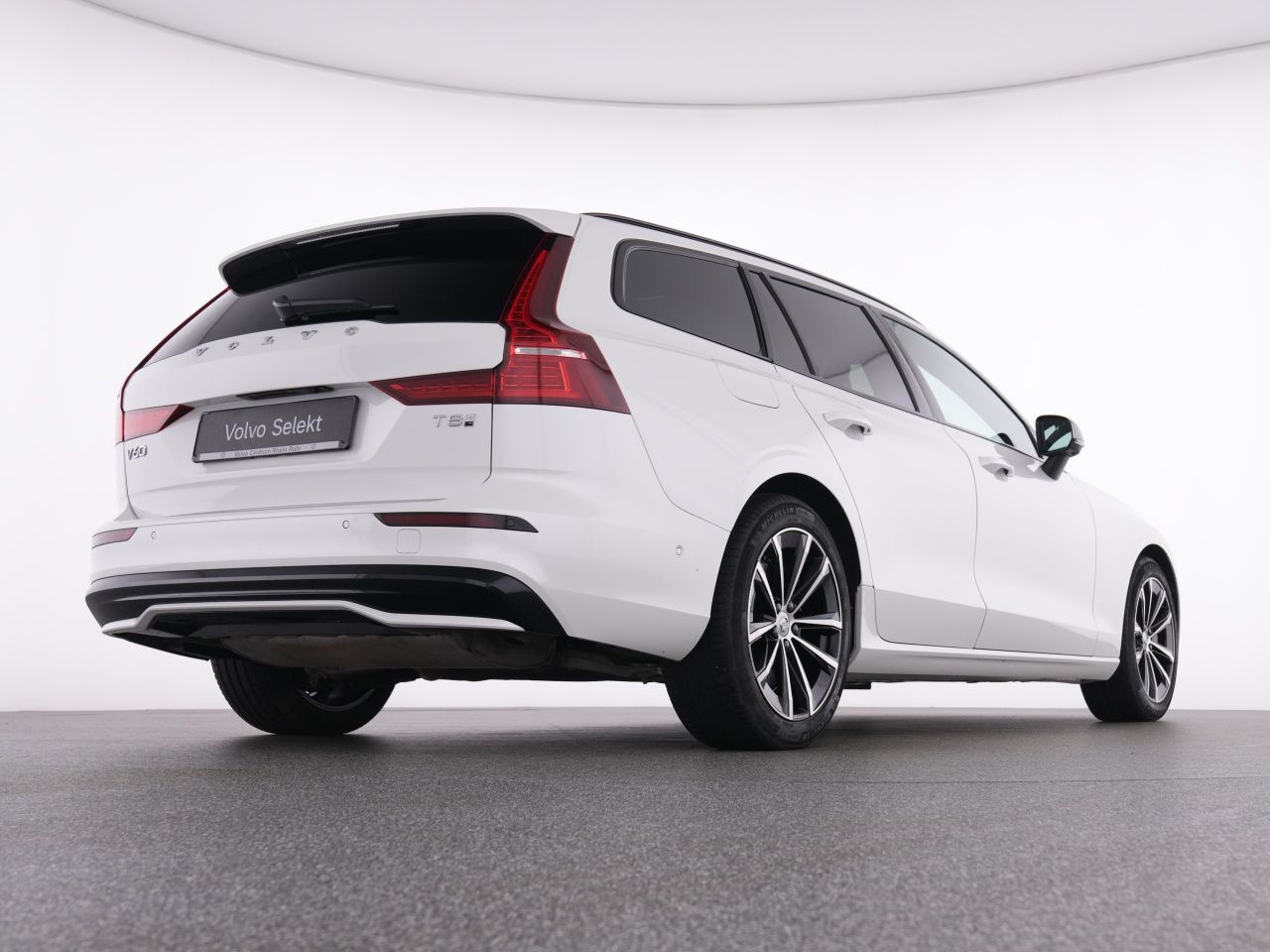 Volvo V60 T8 Recharge Plus Dark+AHK+BP+STANDHZ+LM18 foto 8