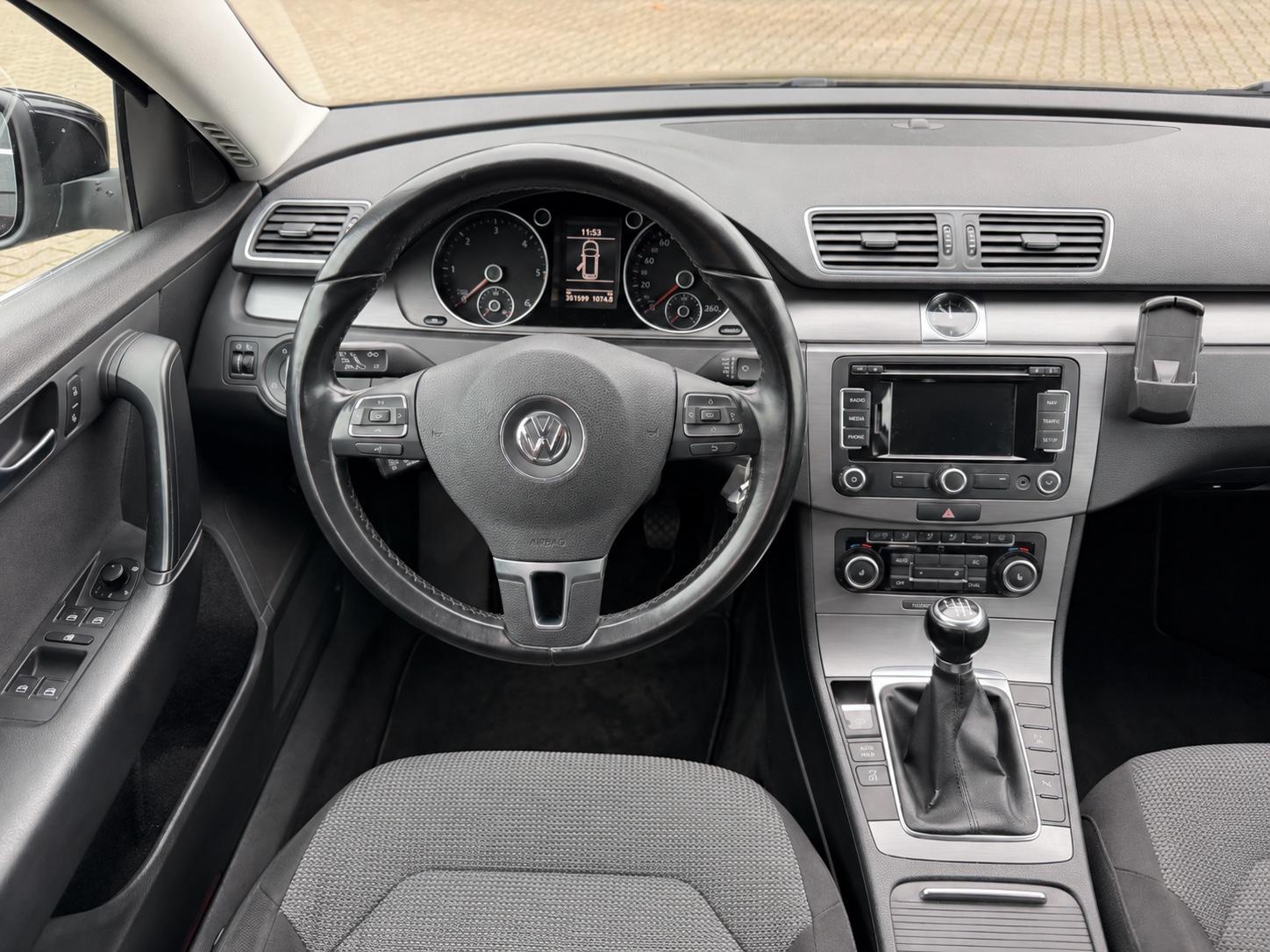 Volkswagen Passat 2011 — photo 11