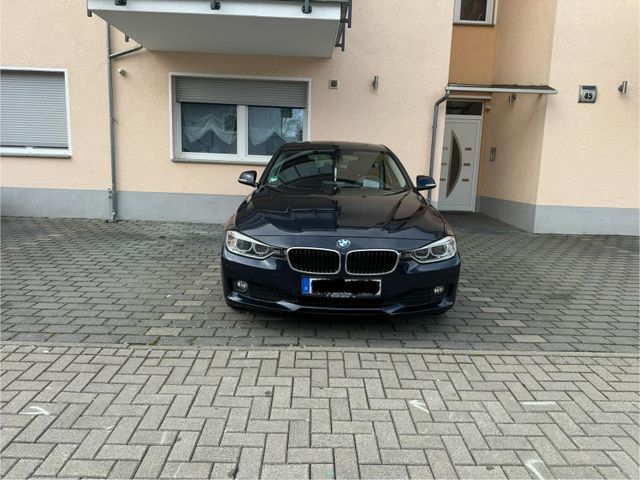 BMW 320d EfficientD. Ed. Touring Modern Line Mod...