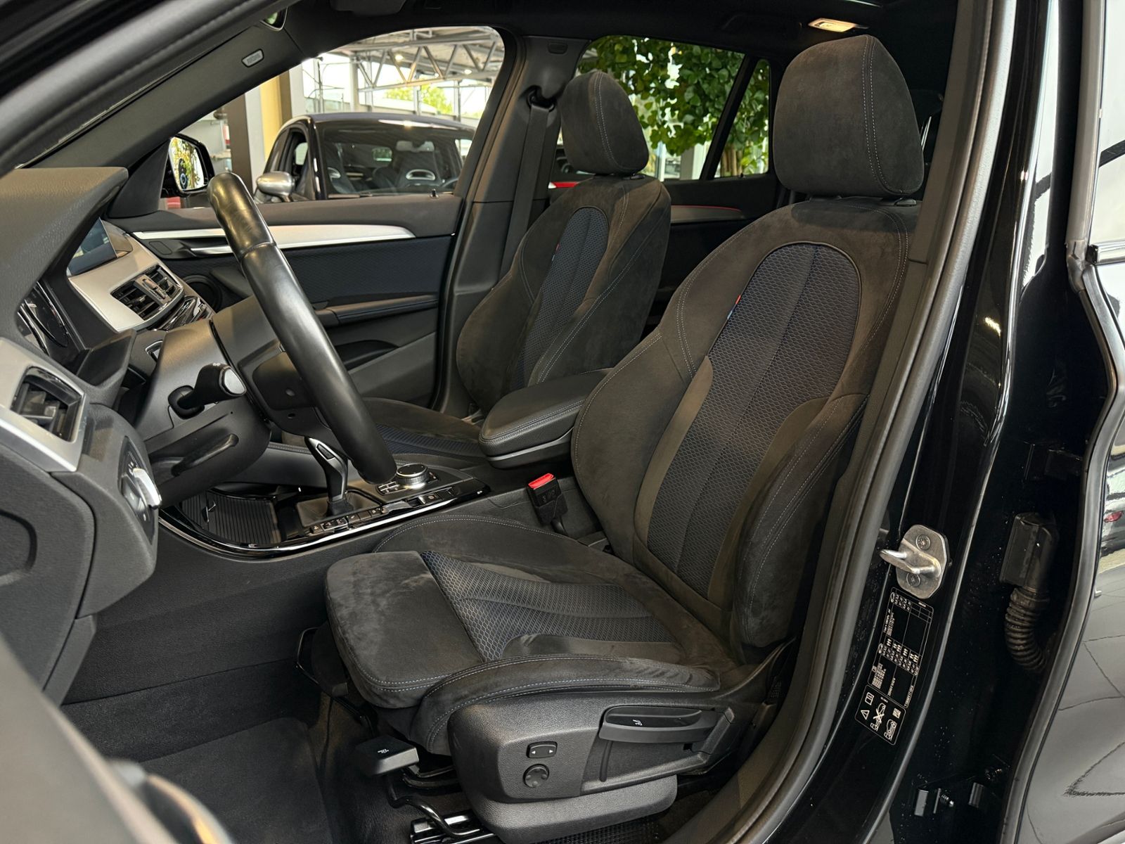 Fahrzeugabbildung BMW X1 xDrive 20 i M Sport PANO AHK HUD LED