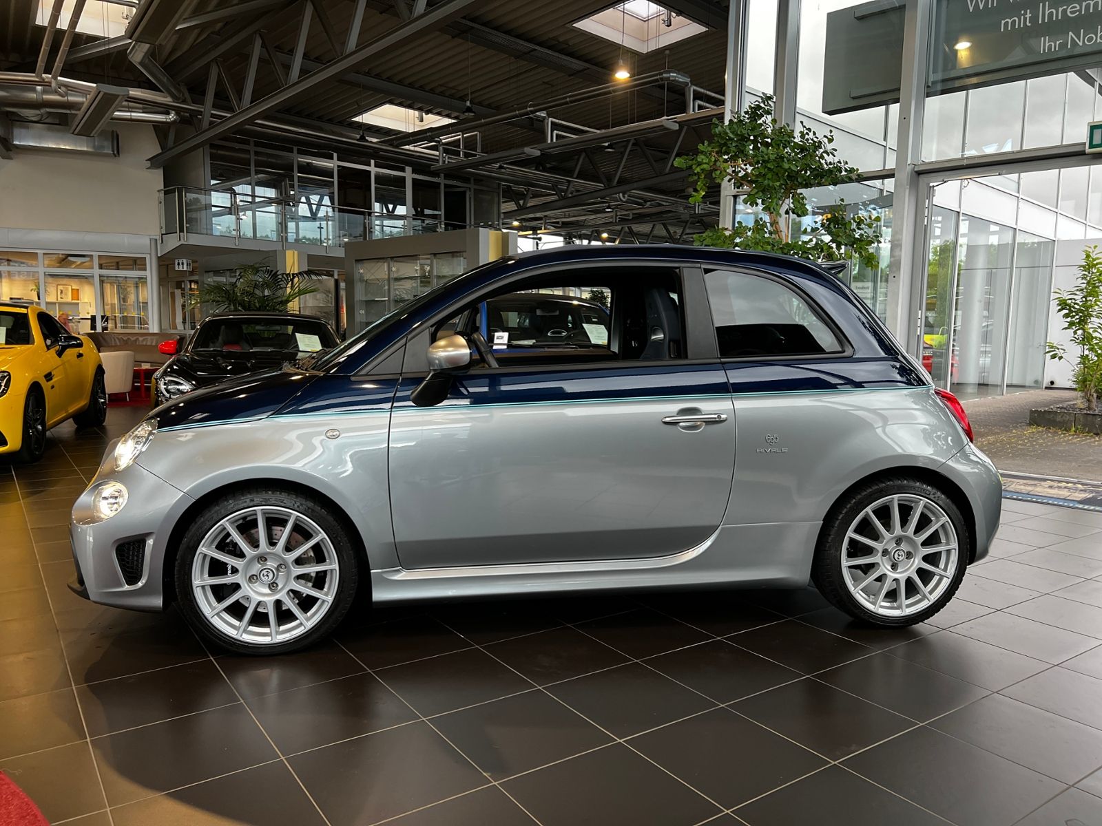 Fahrzeugabbildung Abarth 695C Rivale 175th Anniversary XEN NAVI LEDER Sit
