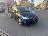 Volkswagen Touran Comfortline BMT/Start-Stopp - Volkswagen Touran mit Diesel-Antrieb: Limousine, Automatik