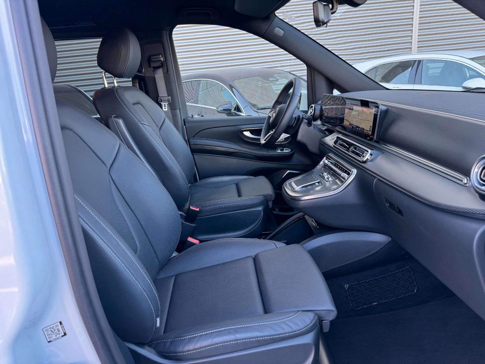 Fahrzeugabbildung Mercedes-Benz V 300 d 4MATIC EXCLUSIVE AMG Tische AHK2,5to