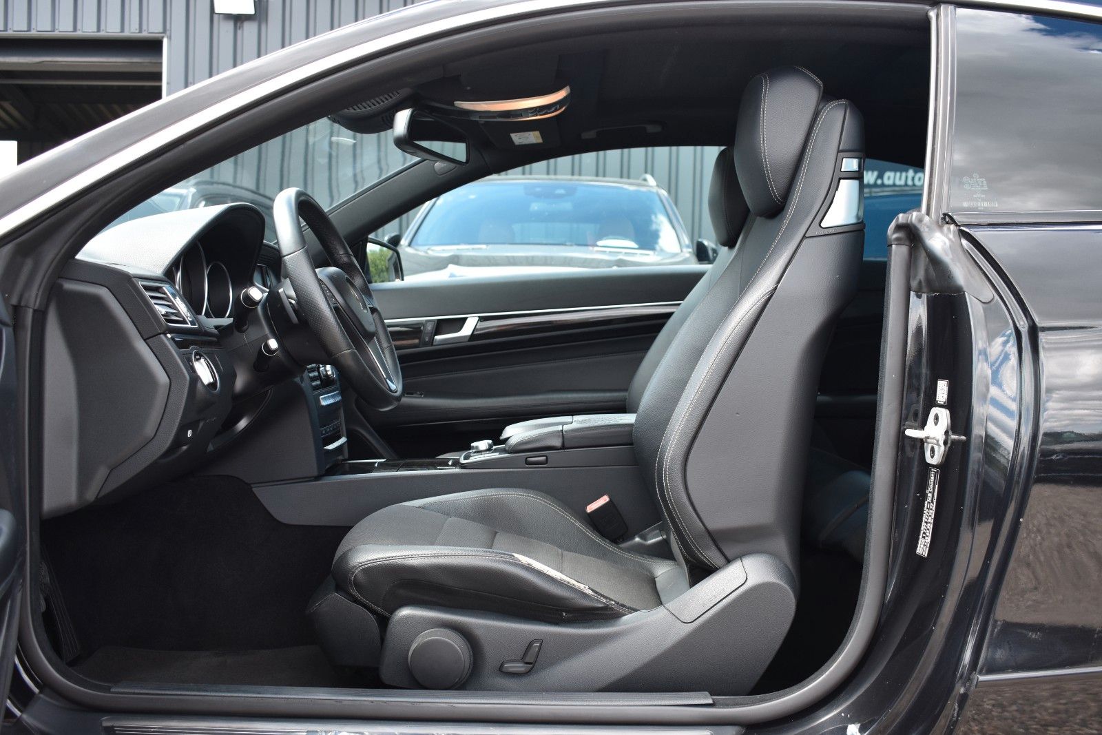 Fahrzeugabbildung Mercedes-Benz E 200 Coupe  ILS /Panorama/SHZ/Navi/19 Zoll
