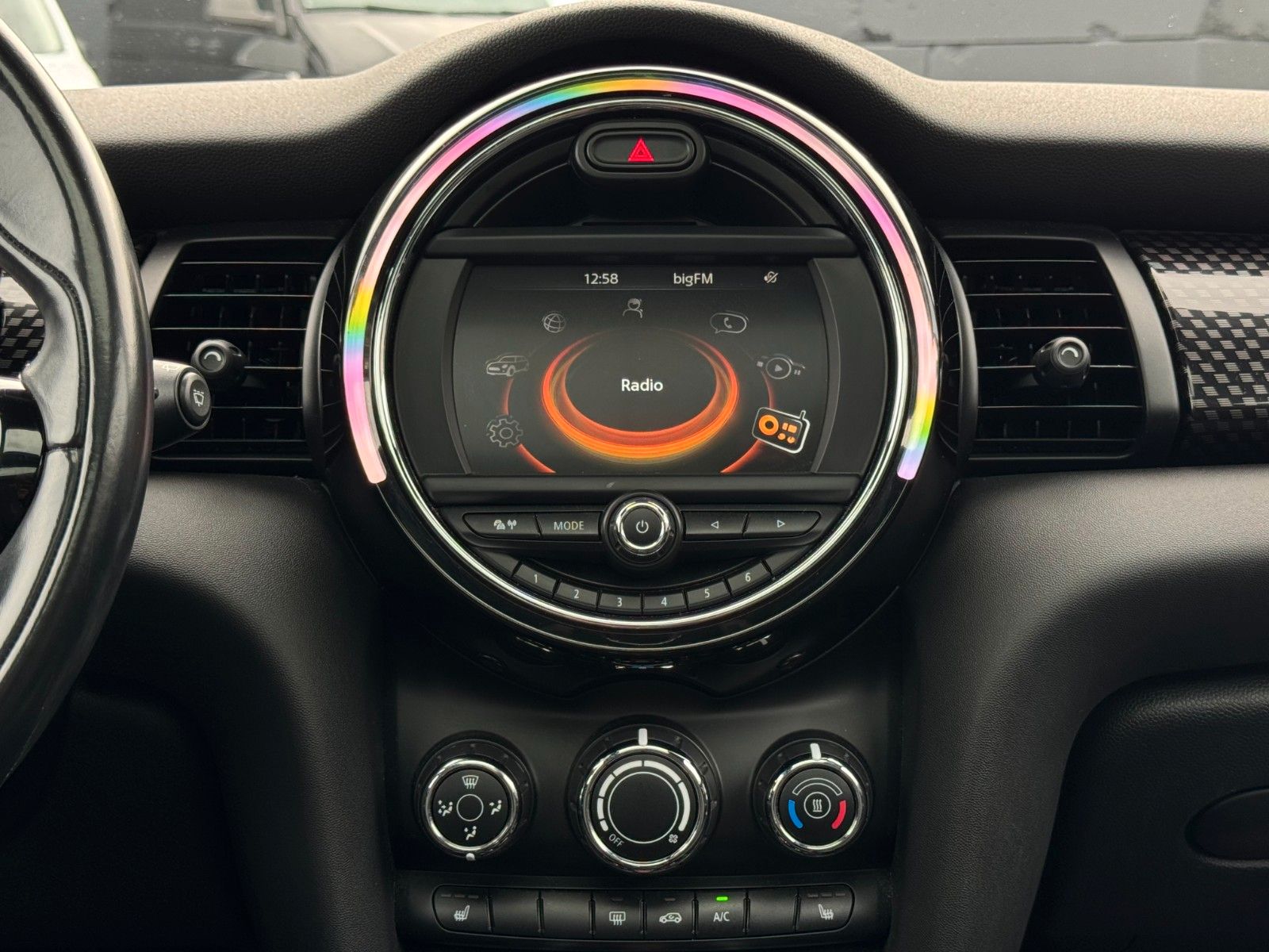 Fahrzeugabbildung MINI Cooper S Panoramadach Tempomat SHZ PDC BLT