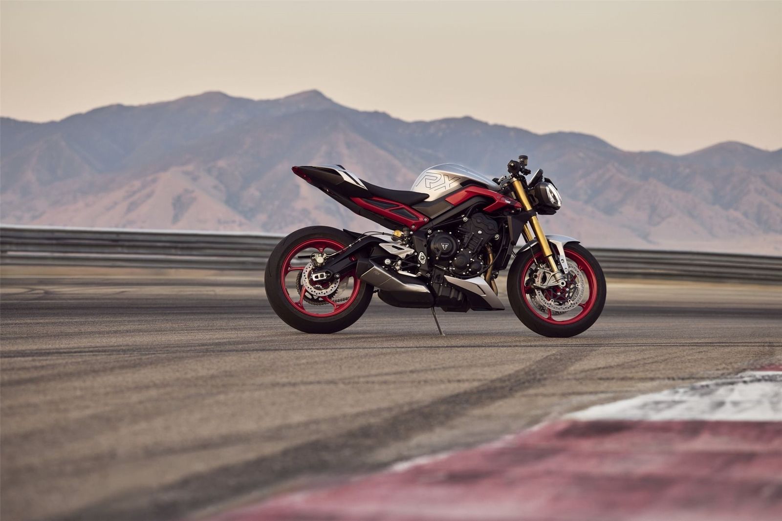 Fahrzeugabbildung Triumph Street Triple 765 RX Modelljahr 2026