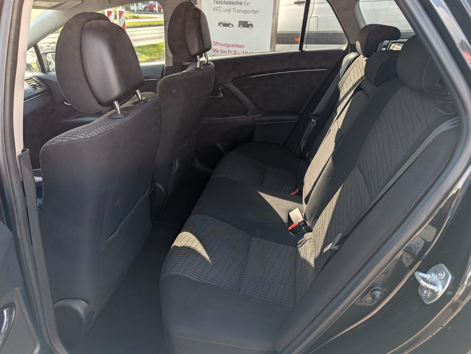 Toyota Avensis 2011 — photo 10