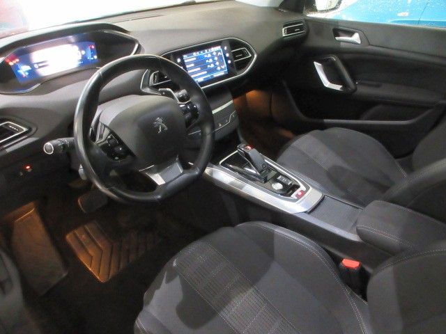 Fahrzeugabbildung Peugeot 308 SW Allure 1.2T NAVI/LED/PDC/R´CAM/BLIS