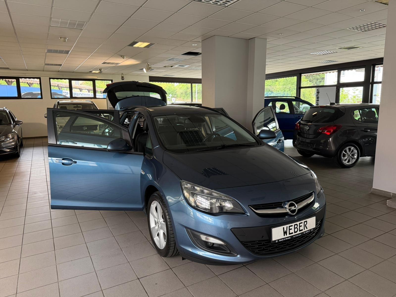 Opel Astra 2015 — rear view