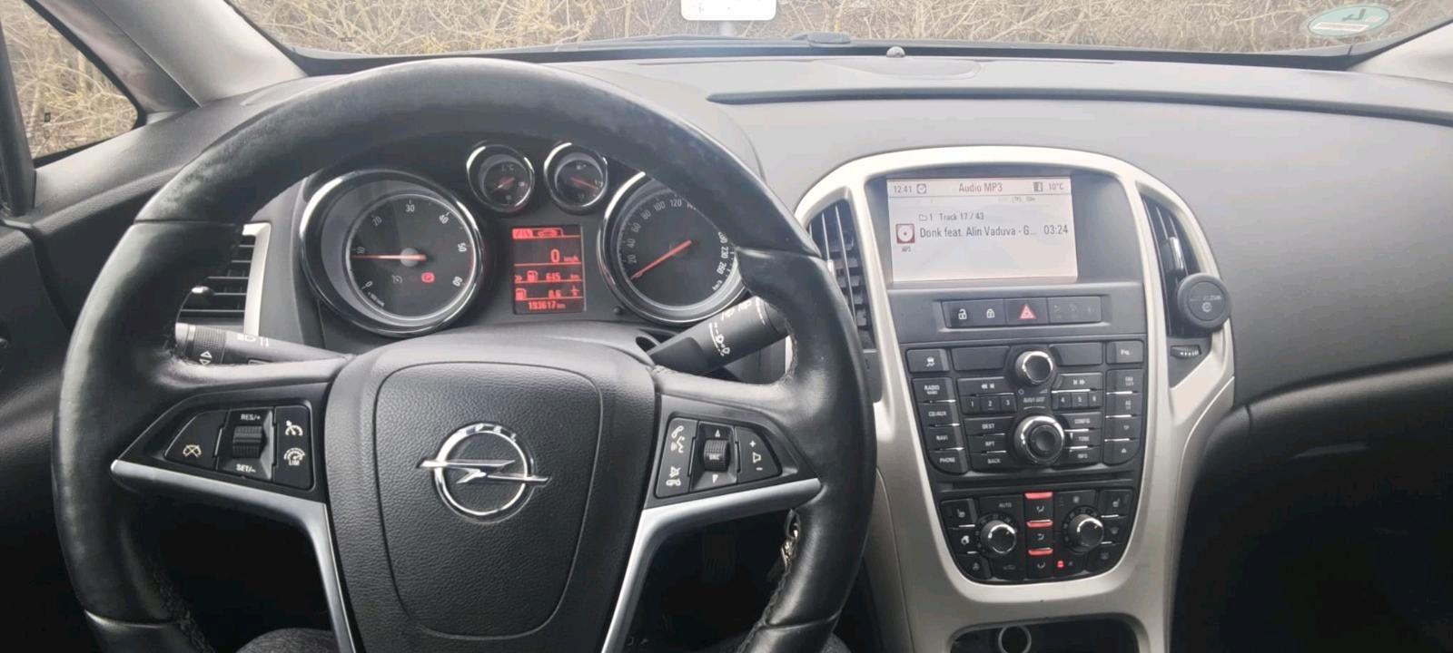 Opel Astra 2013 — rear view