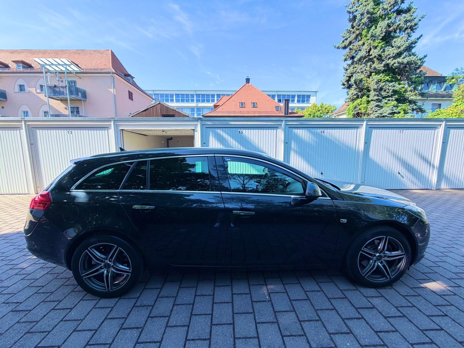 Opel Insignia 2012 — rear view