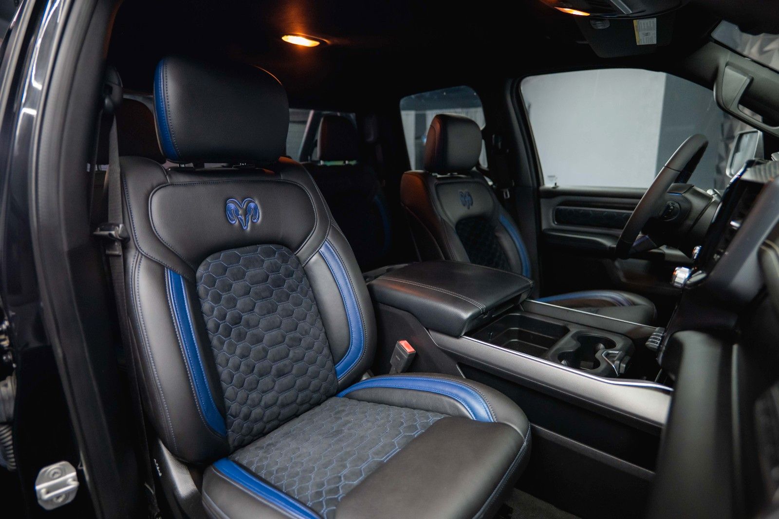 Fahrzeugabbildung Dodge RAM 5.7 V8 HEMI 4x4 OFFROAD Night-Paket LONGBED