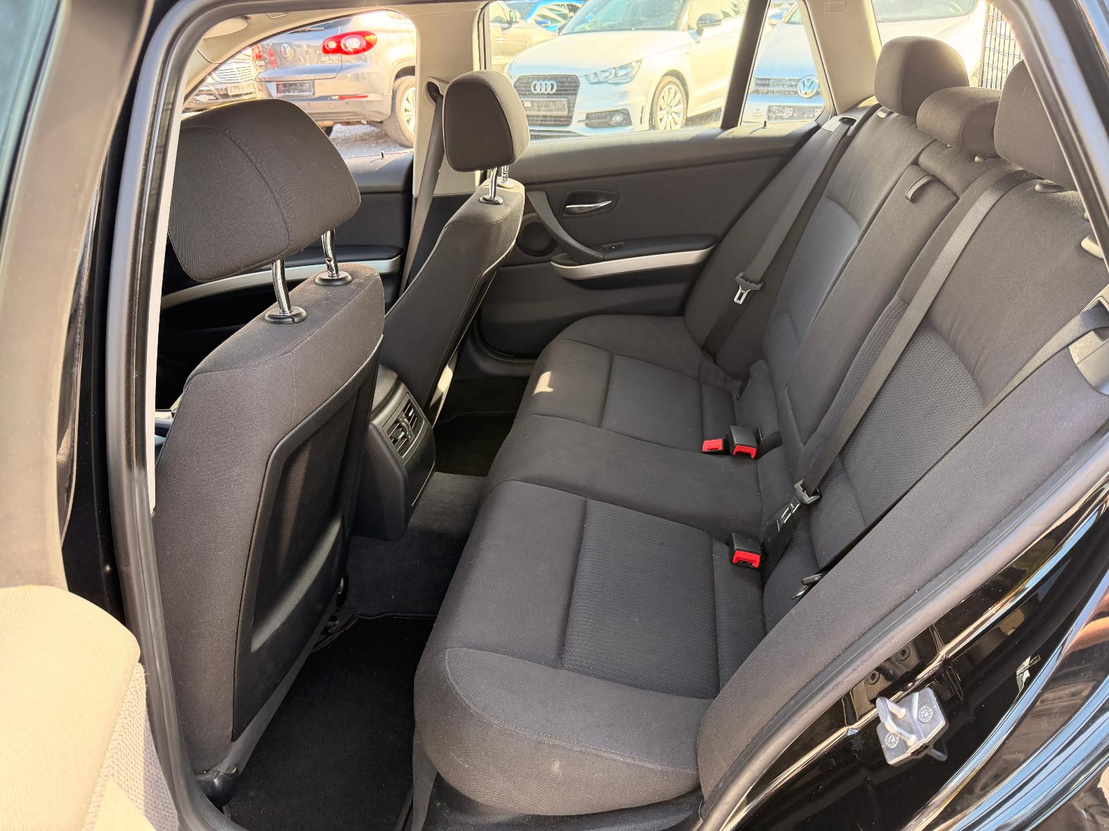 BMW 318 2011 — photo 15