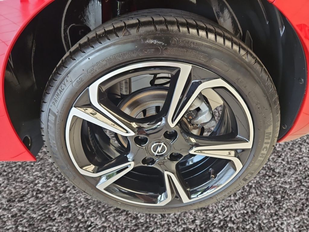 Fahrzeugabbildung Opel 1.2 Turbo Ultimate, Alcantara, Navi, Matrix