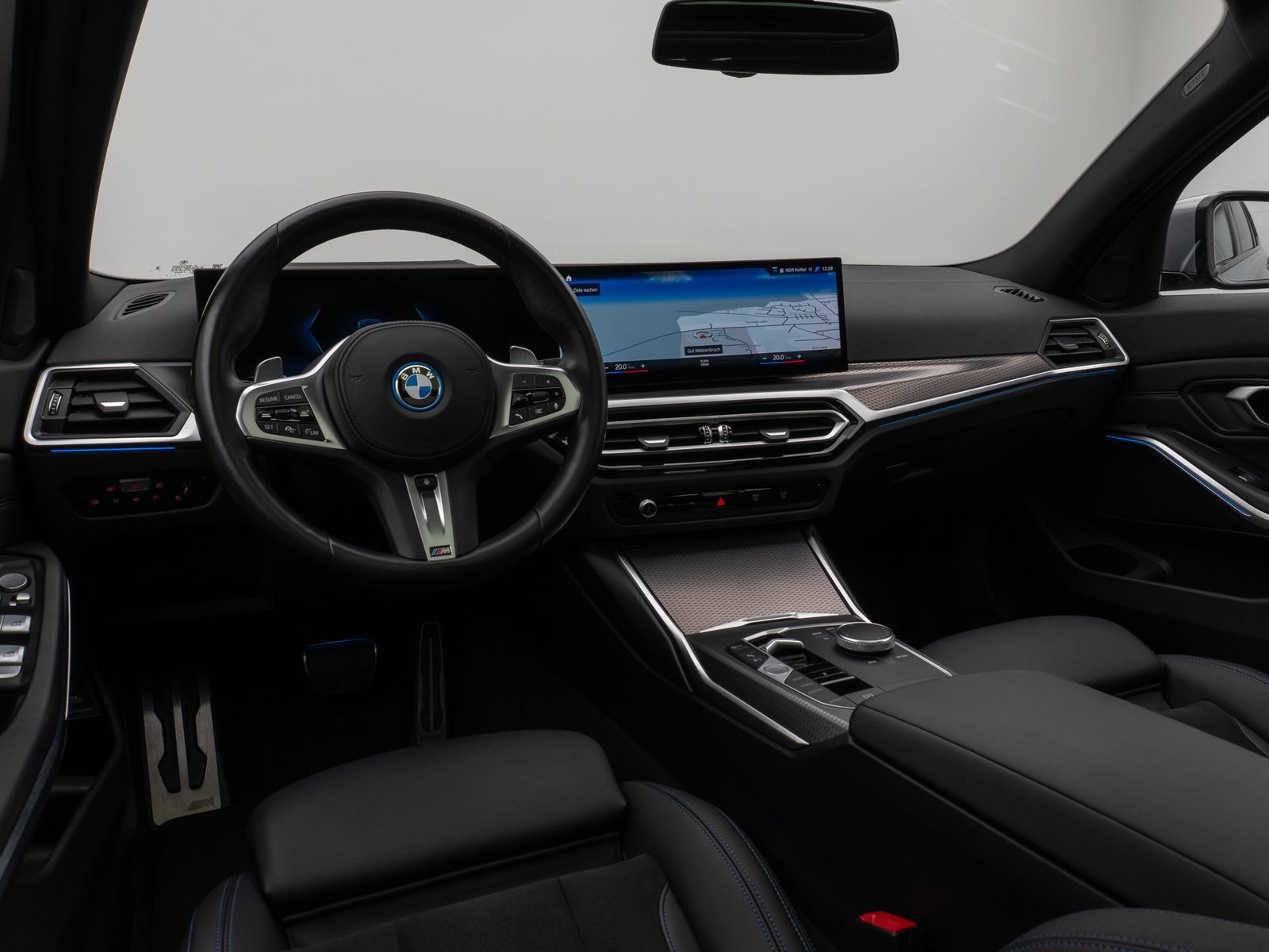 Fahrzeugabbildung BMW 330e M Sport Panorama Kamera HUD DAB HiFi AHK