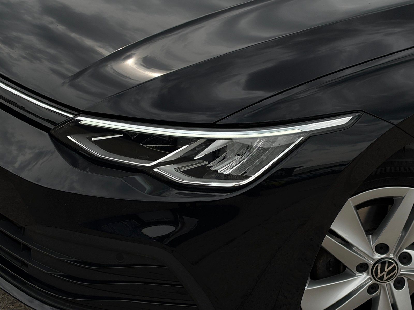 Fahrzeugabbildung Volkswagen Golf VIII Life 1.5 TSI ACC PDC NAV LHZ 3Z-KLIMA