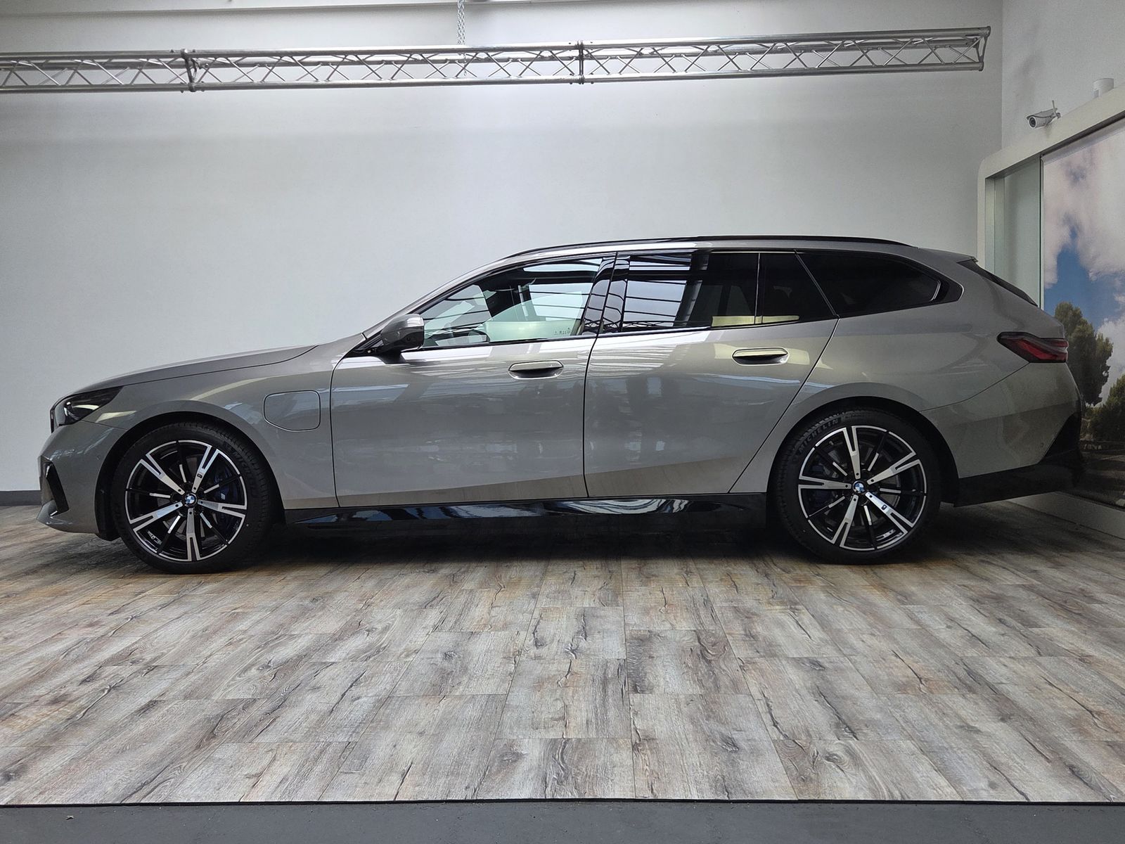 BMW 550e xDr M Sport Pro B&W 20Zoll AHK Sitzlüftung imagem 3