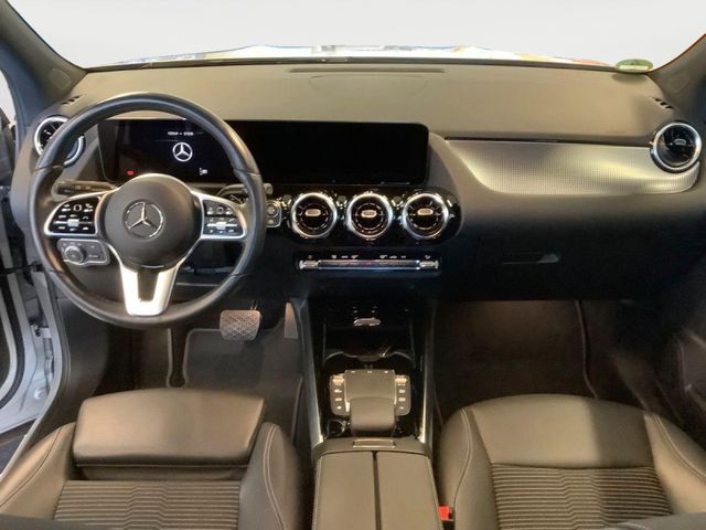 Mercedes-Benz GLA 200 AMG ALU MBUX LED PANO DISTRONIC CAMERA